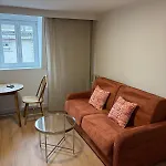 Cozy Urban Cocoon With Mezzanine Fives Metro Appartamento Lilla