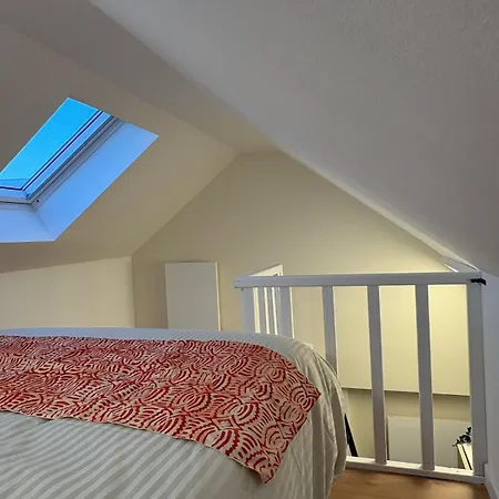 Cozy Urban Cocoon With Mezzanine Fives Metro Appartement Rijsel