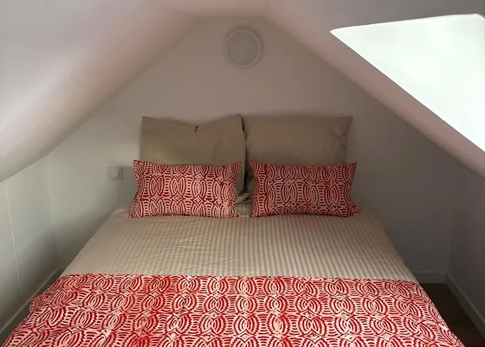 Cozy Urban Cocoon With Mezzanine Fives Metro *