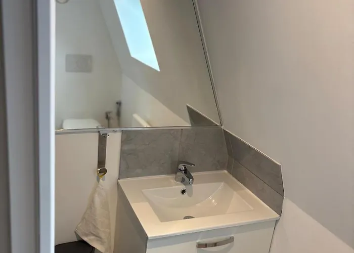 Cozy Urban Cocoon With Mezzanine Fives Metro