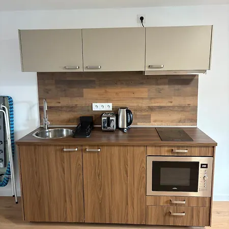 Cozy Urban Cocoon With Mezzanine Fives Metro Apartamento Lila