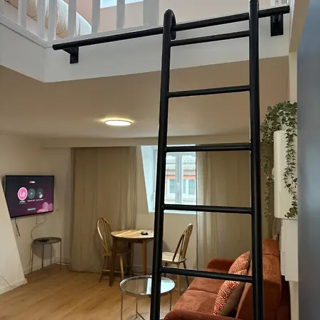 Cozy Urban Cocoon With Mezzanine Fives Metro Апартаменты